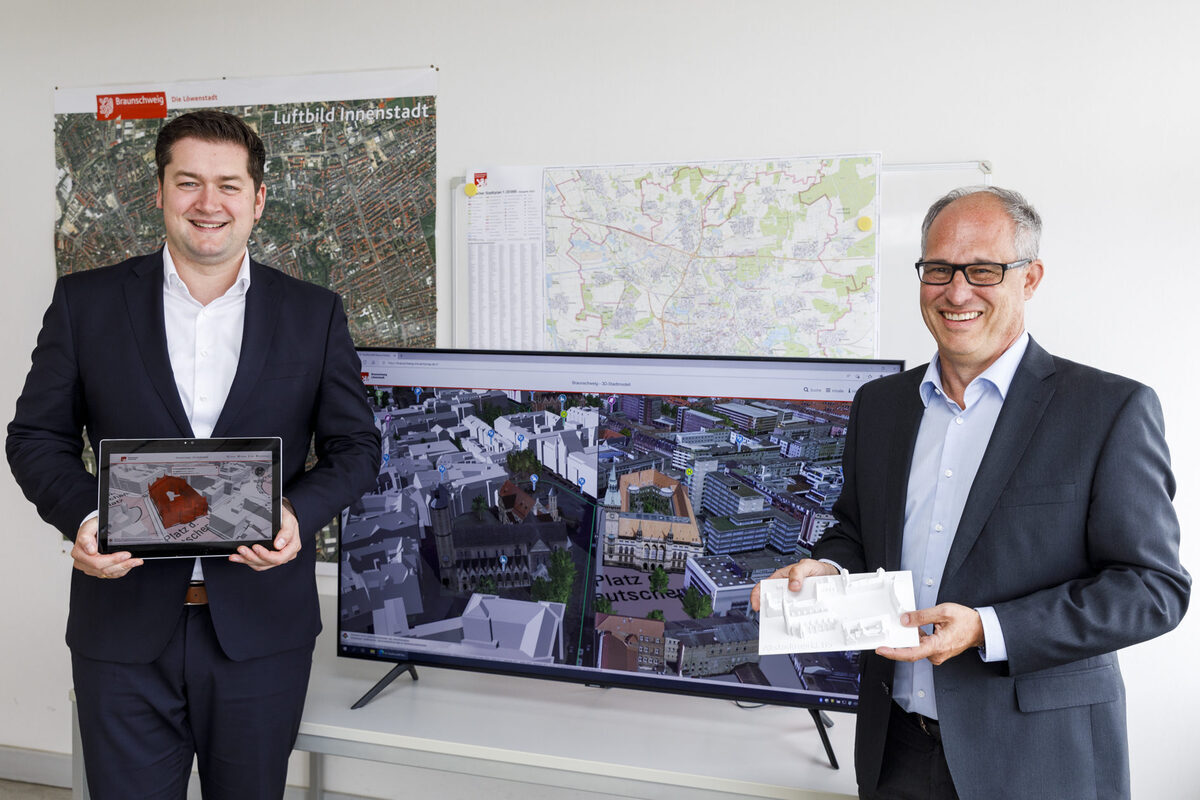 OB Dr. Thorsten Kornblum und Leitender Baudirektor Bernd Schmidbauer (v.l.) präsentieren das 3D-Stadtmodell. © Stadt Braunschweig / Daniela Nielsen.