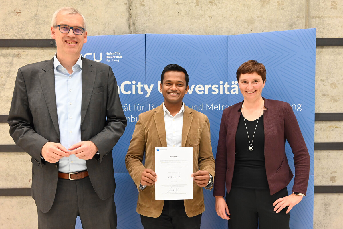 Übergabe DAAD Preis Urkunde (v.l. Prof. Dr.-Ing. Jochen Schiewe, Preisträger Prithvi Venugopal, Prof. Dr.-Ing. Annette Eicker). Bild: Christian Schmidt, HCU