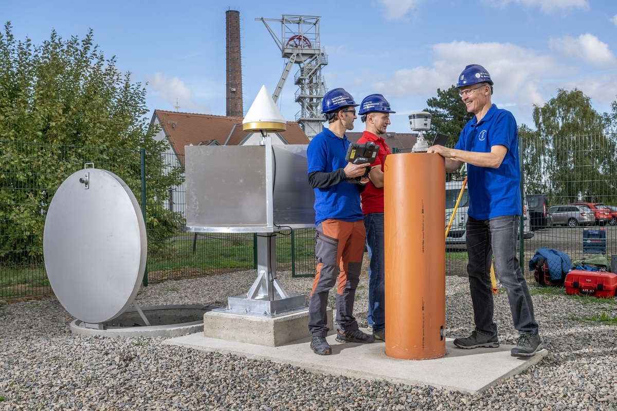 Forschende der TU Bergakademie Freiberg lesen an der neuen Geomonitoringstation erste Daten aus. Bild: TU Bergakademie Freiberg / D. Müller