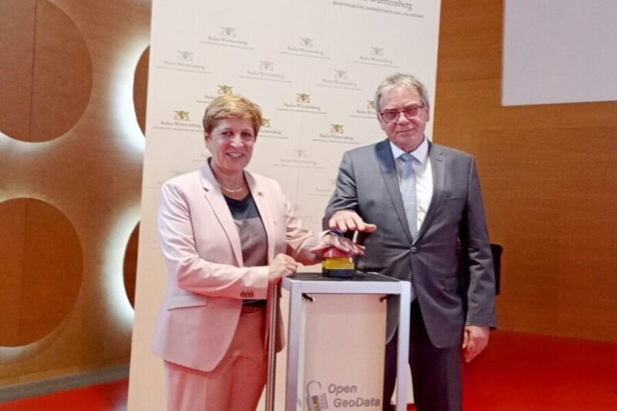 Bauministerin Nicole Razavi und der Präsident des Landesamtes für Geoinformation und Landentwicklung, Dieter Ziesel, drückten in Stuttgart den symbolischen roten Knopf, um das Open-Data-Portal zu starten. Foto (c) Jürgen Schmidt / Staatsanzeiger.de