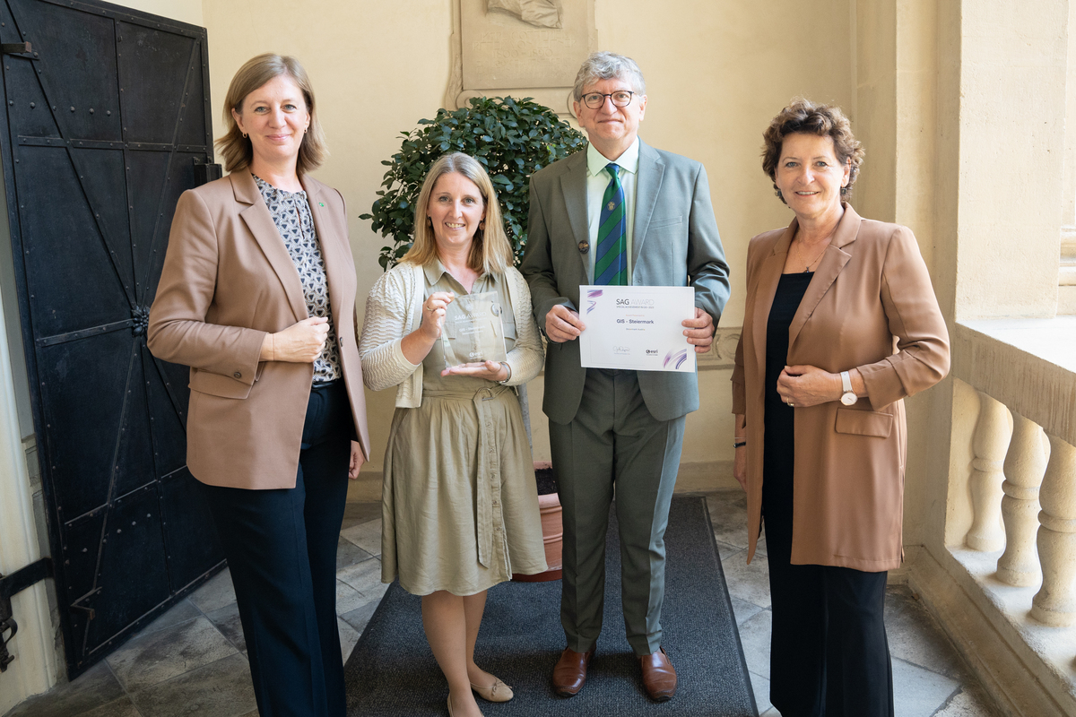 Die beiden für die Landesregionalentwicklung zuständigen Landesrätinnen Ursula Lackner und Barbara Eibinger-Miedl gratulierten Projektleiter Rudolf Aschauer und Bereichsleiterin Manuela Weissenbeck zur Auszeichnung. © Land Steiermark/Christoph Purgstaller