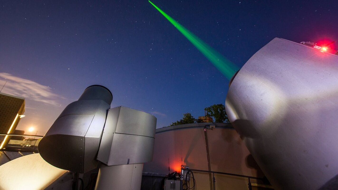 Satellite-Laser-Ranging-Station auf dem Telegrafenberg in Potsdam. Bild: DiGOS GmbH.