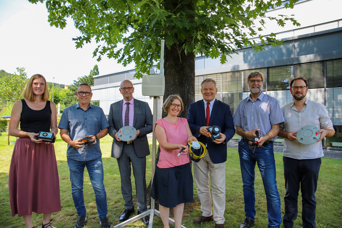 Stadt und Stadtwerke stellen gemeinsam nach neue drahtlose Netzwerk MarBit vor: Mit Sensoren werden im Stadtgebiet verschiedene Daten erfasst und Bürger*innen zur Verfügung gestellt. Bild: © Patricia Grähling, Stadt Marburg