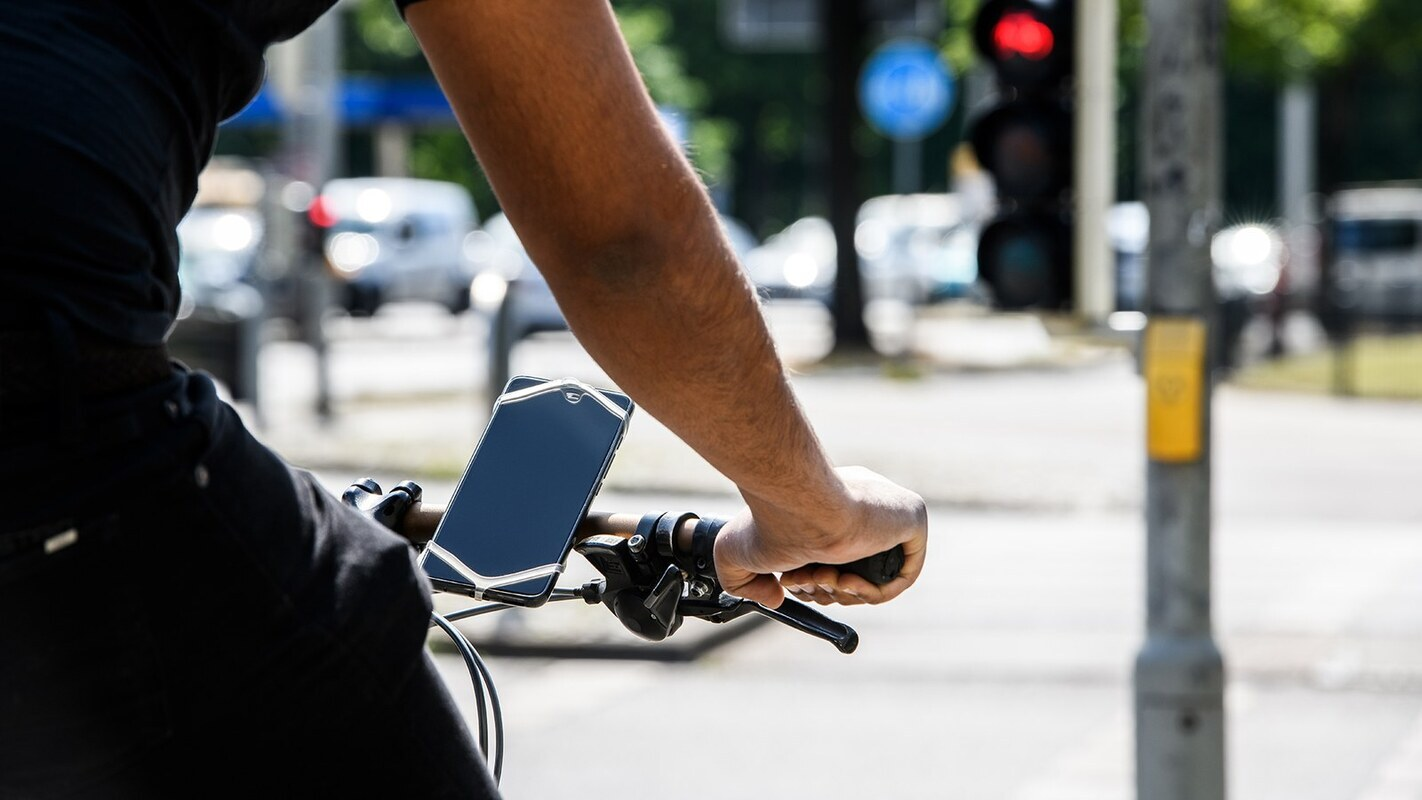 Radfahrer erhält Informationen zur grünen Welle für Rettungskräfte. Bild: DLR (CC BY-NC-ND 3.0)