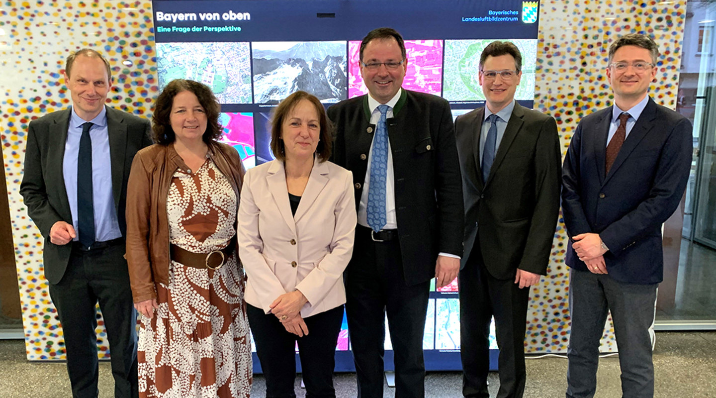 v.l.n.r.: Daniel Kleffel (LDBV-Präsident), Ruth Müller (MdL), Silvia Pertschi (Leiterin BayLLZ), Martin Schöffel (Finanz- und Heimatstaatssekretär), Dr. Thomas Paringer (Leiter Staatsarchiv Landshut), Dr. Michael Unger (Stellv. Generaldirektor der Staatlichen Archive Bayerns). Bild: LDBV