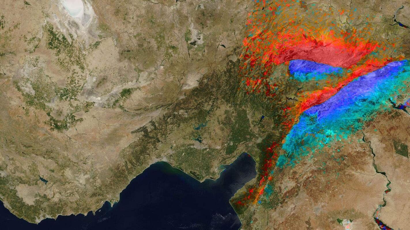 Ver­än­de­run­gen an der Land­ober­flä­che Credit: © DLR (enthält Copernicus data, DLR, ESA, GEP, Terradue) 