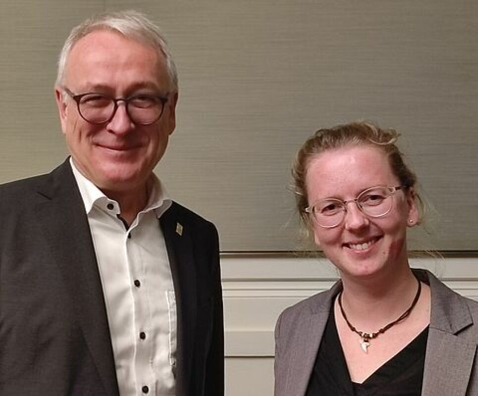 Der Präsident der Jade Hochschule, Prof. Dr. Manfred Weisensee, nahm an der Preisverleihung teil und gratulierte Wiebke Okken zu ihrem Erfolg. (Foto: Jade HS) 