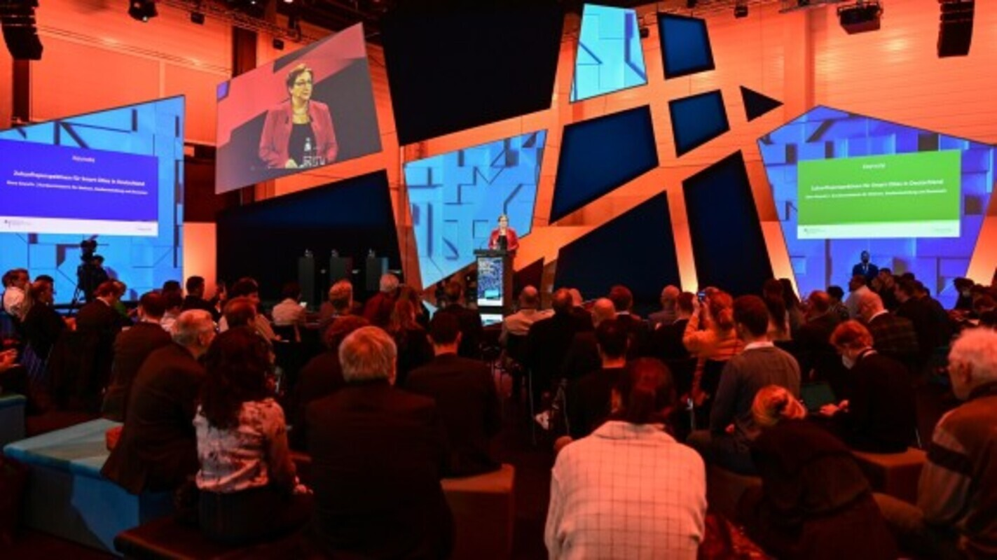 Klara Geywitz, Bundesministerin für Wohnen, Stadtentwicklung und Bauwesen, spricht auf der SCCON über die Entwicklung smarter Städte. Foto: Messe Berlin