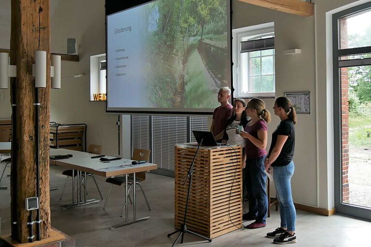 Studierende bei der Präsentation ihrer Ergebnisse (Foto: Ingrid Jaquemotte/Jade HS)