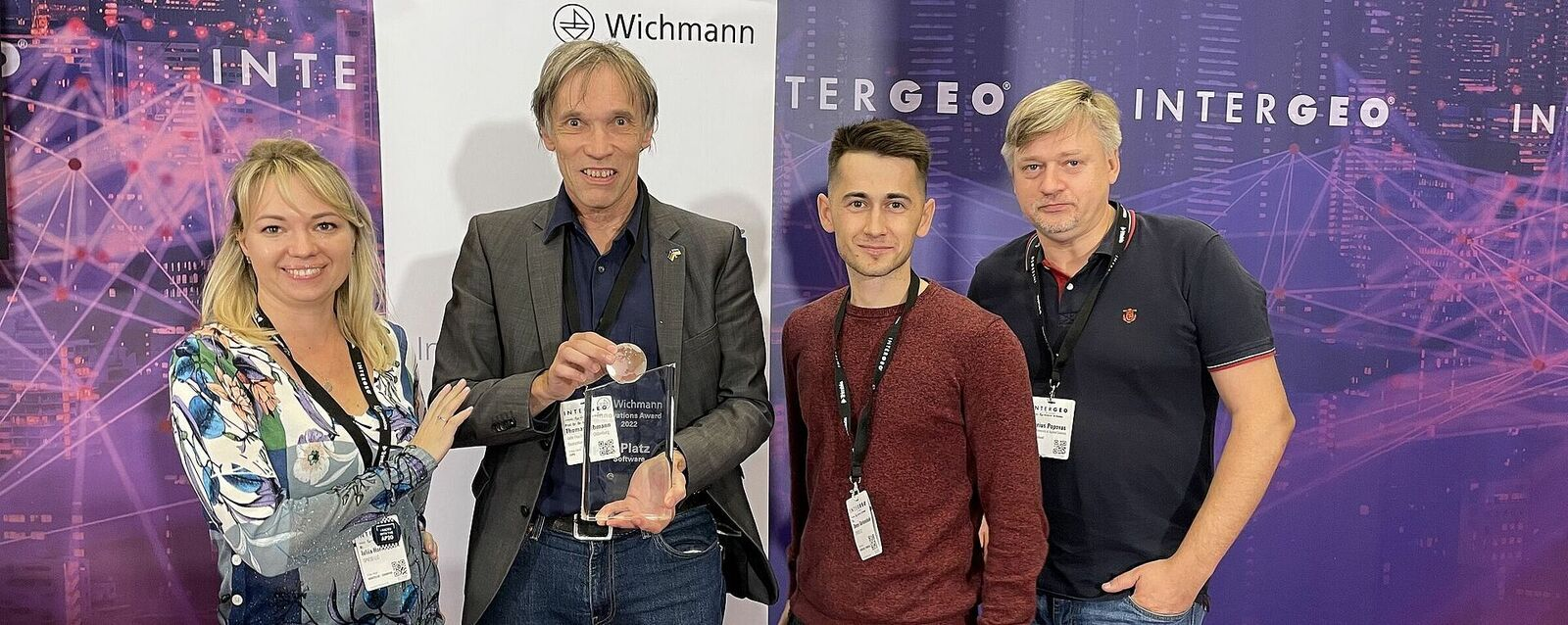 Preisverleihung bei der Intergeo in Essen (v. li.): Dr. Julia Horkovchuk, Prof. Dr. Thomas Luhmann, Dr. Denys Gorkovchuk, Dr. Darius Popovas (Foto: Jade HS)