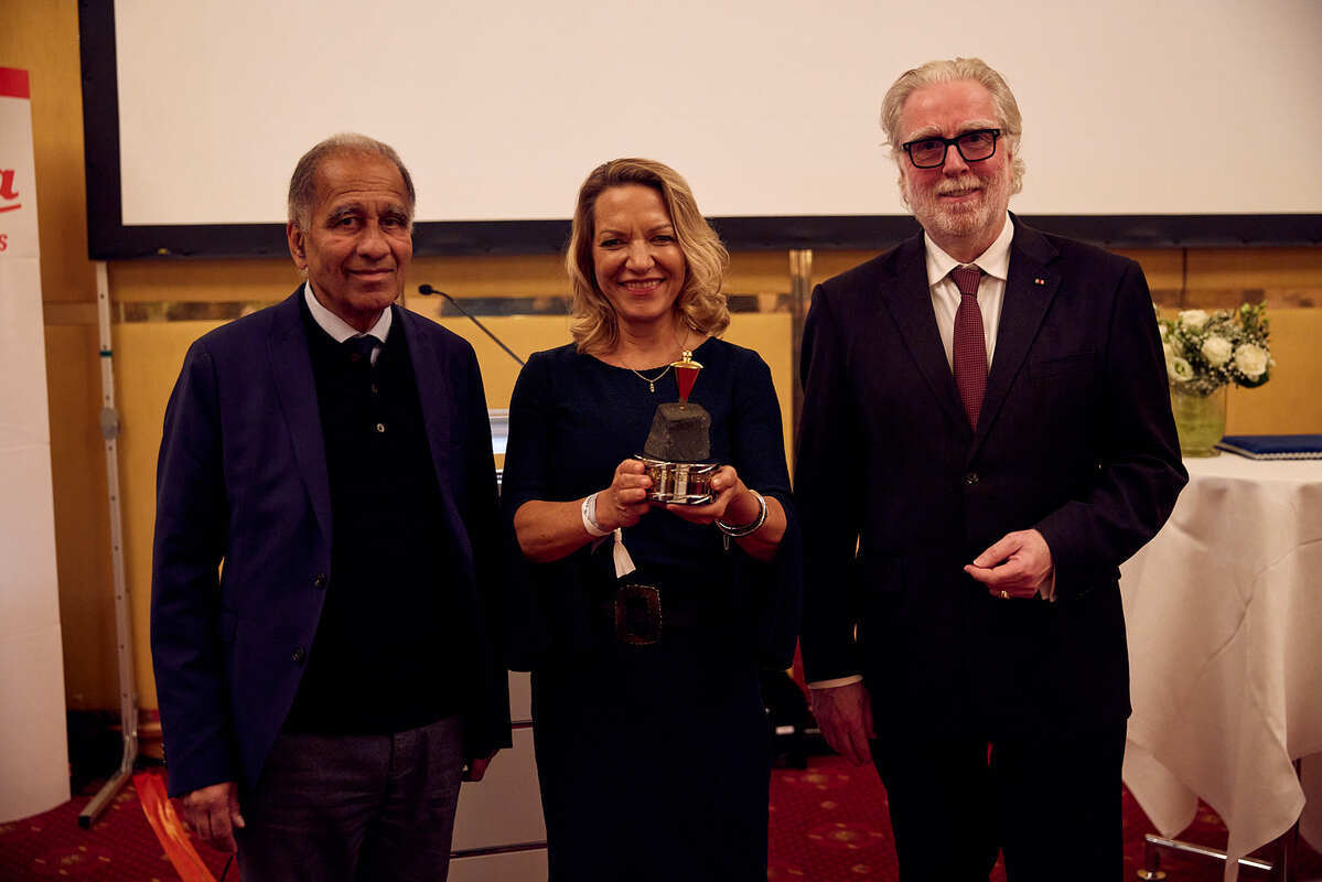 Die Preisträgerin Prof. Dr. Antje Boetius mit Laudator Prof. Dr. Mojib Latif (links) und VDV-Präsident Wilfried Grunau (rechts). Foto: Hendrik Grunau