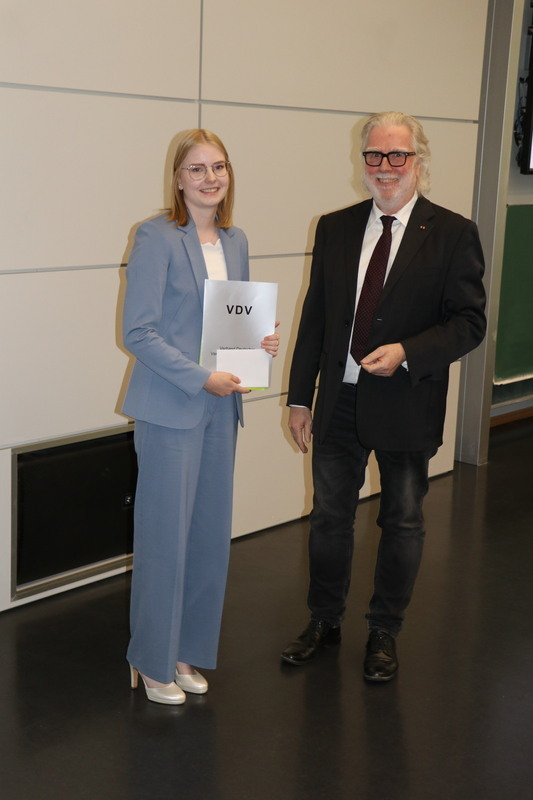 In Emden erhielt die frischgebackene Vermessungstechnikerin Lorena Garwels ihre Urkunde vom VDV-Präsidenten Wilfried Grunau überreicht.  Foto: LGLN, Mennenga