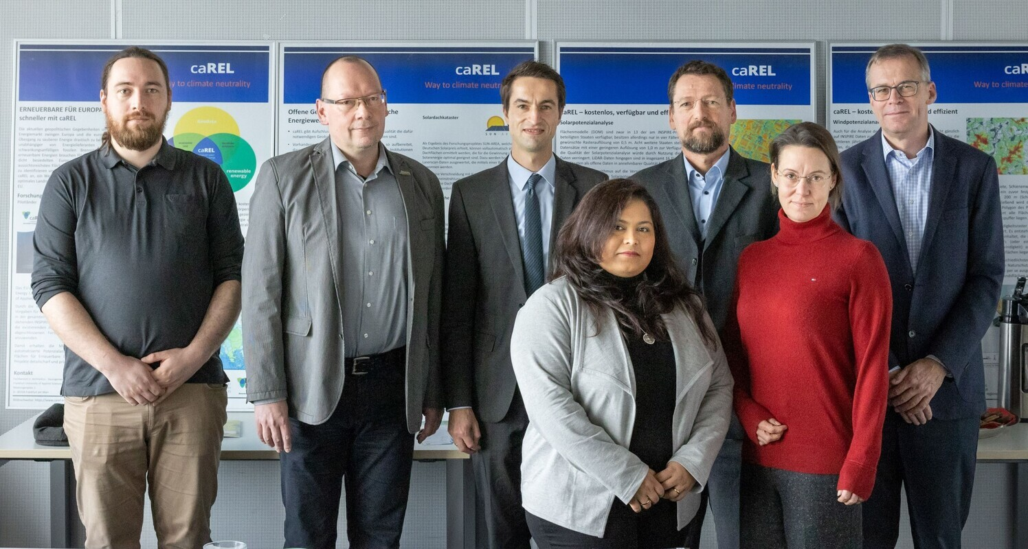 Das caREL-Projektteam (v. l.) Nicolas Diedrich, Prof. Dr. Thomas Hollstein, Nicolas Bongs und Frank Syring (beide Hess. Ministerium für Digitale Strategie) sowie Prof. Dr. Robert Seuß (r.), Prof. Dr. Tine Köhler (vorn r.) und Mariam Hussain. Foto: Frankfurt UAS