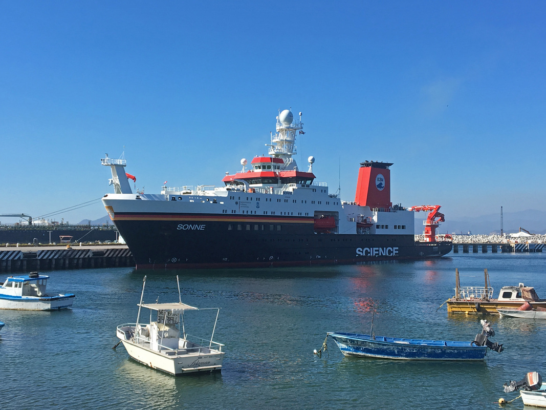 Das Forschungsschiff SONNE im Hafen von Manzanillo, Mexiko, am Ende der Forschungsfahrt SO267/2. Foto: Tom Browning, GEOMAR