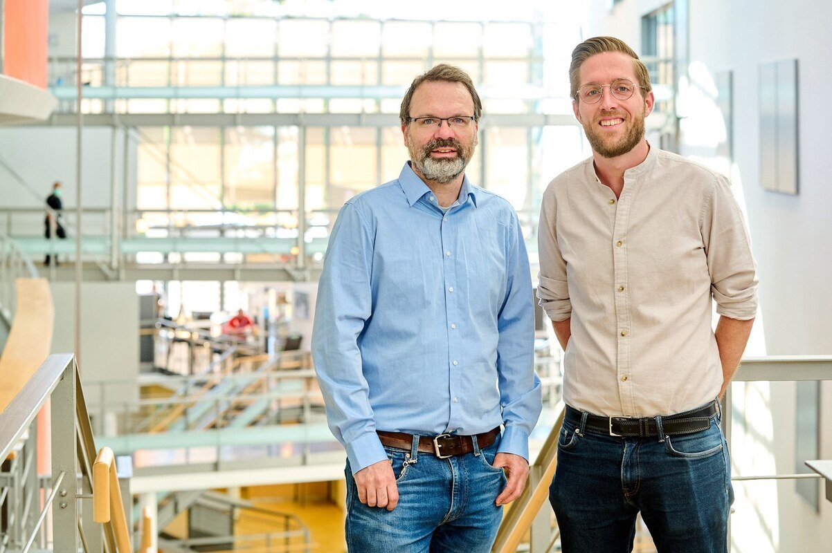 (v. li) PD Dr. Gregor Hagelueken und Dr. Martin Peter benutzten im Labor die sogenannte PELDOR-Spektroskopie, um die Bewegung von sogenannten Substratbindenden-Proteinen zu untersuchen. Bild. © Universitätsklinikum Bonn (UKB) / Johann Saba