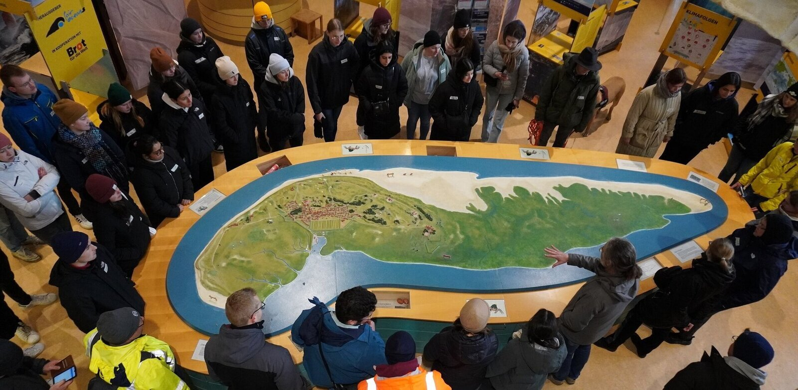 Die Studierenden informieren sich im Nationalpark-Haus Wittbülten über die besonderen Bedingungen auf der Insel Spiekeroog. (Foto: Birgit Sinningen) 