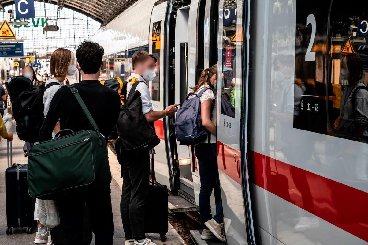 ahrgäste beim Einsteigen in den Zug. Bild: DLR