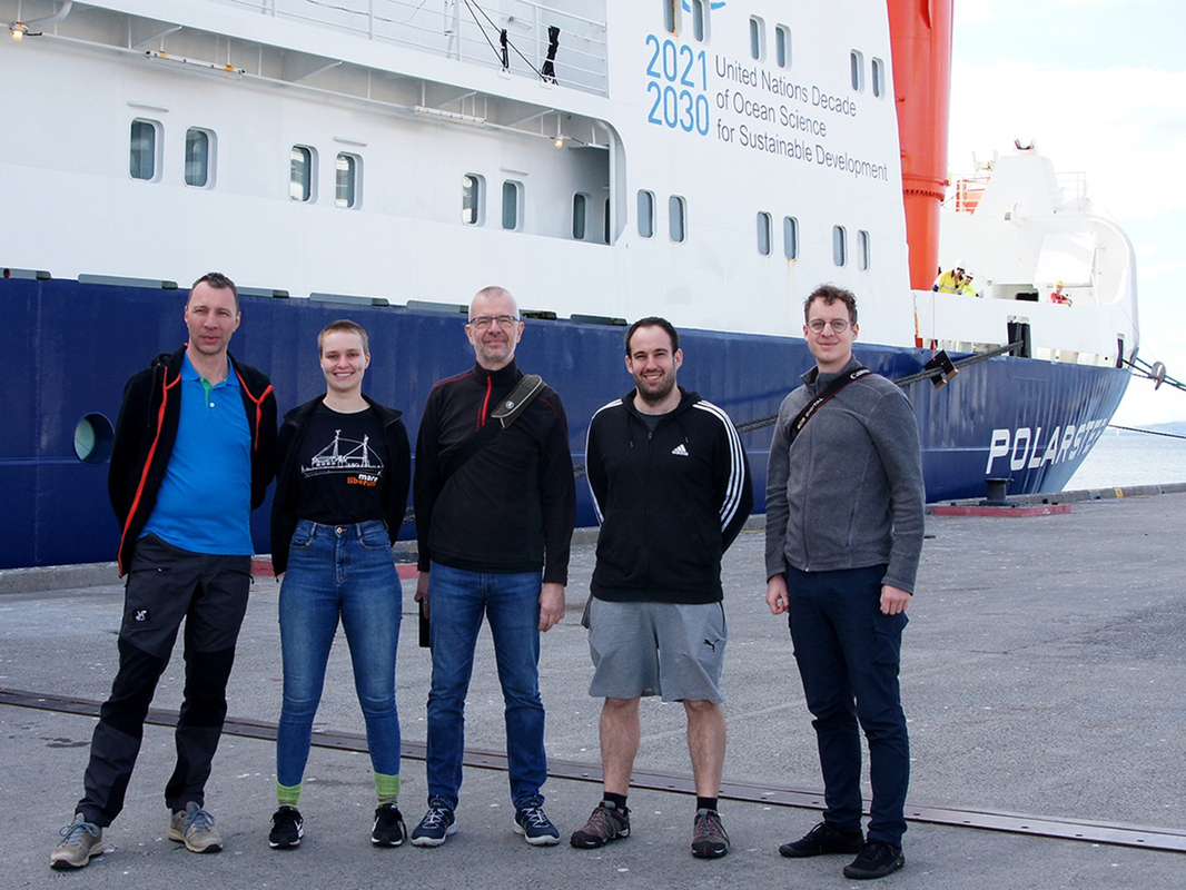 Das Expeditionsteam der TUD vor der Abfahrt der Polarstern in Hobart, Australien: Lutz Eberlein, Marie Weber, Mirko Scheinert, Xabier Blanch Gorriz und Erik Loebel (v.l.n.r.). Bild: TU Dresden/privat