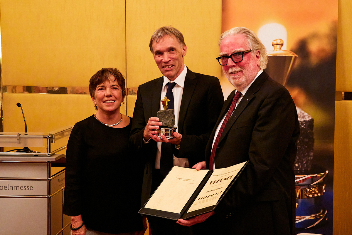 Der Preisträger Thomas Luhmann (Mitte) gemeinsam mit der Laudatorin Margot Käßmann und VDV-Präsident Wilfried Grunau. Foto: Hendrik Grunau